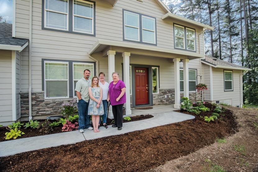 familia multigeneracional en una casa