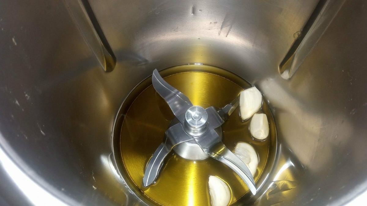 Echar en el vaso el aceite y los ajos