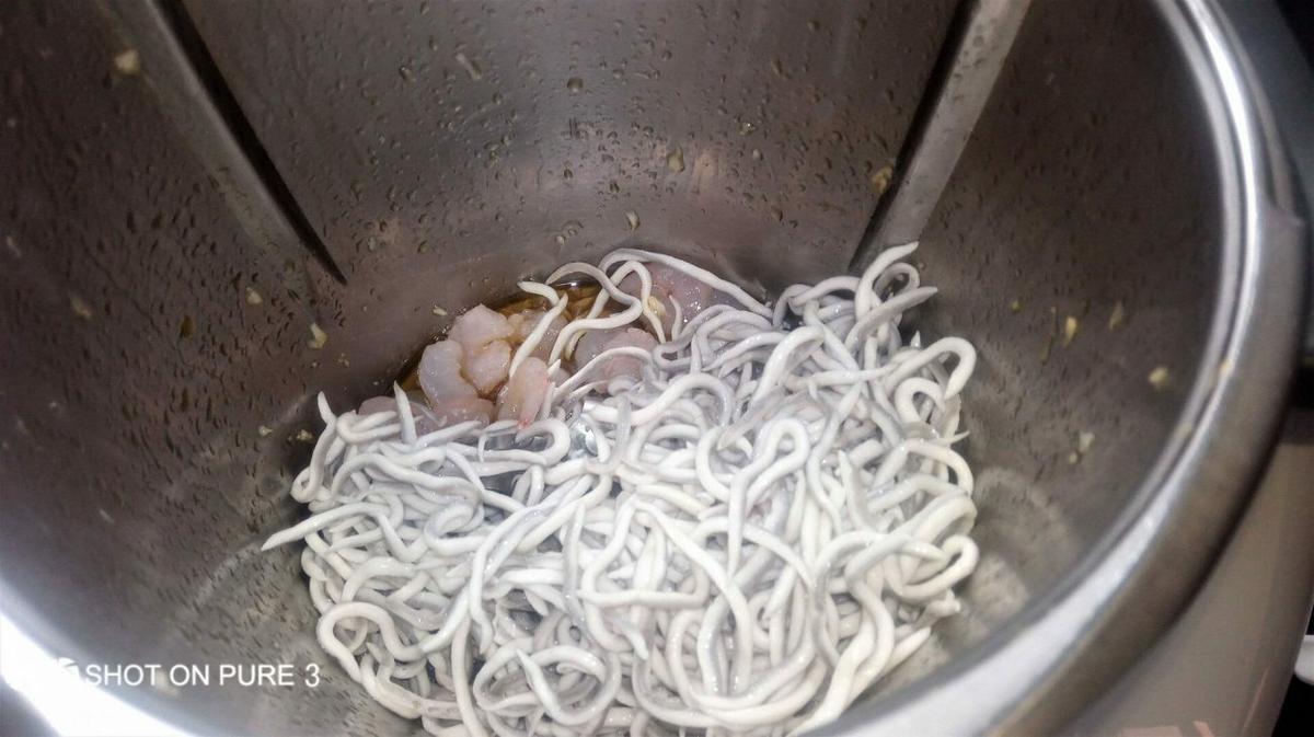 Echar en el vaso de la Thermomix las angulas sucedáneas y las gambas