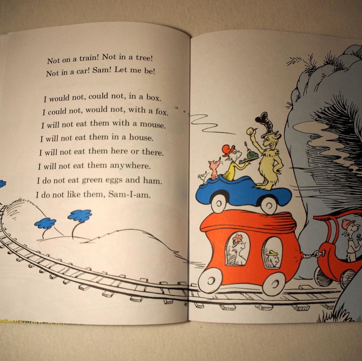 PAgina del libro Green eggs and ham del Dr Seuss donde se ve los protagonista es un tren