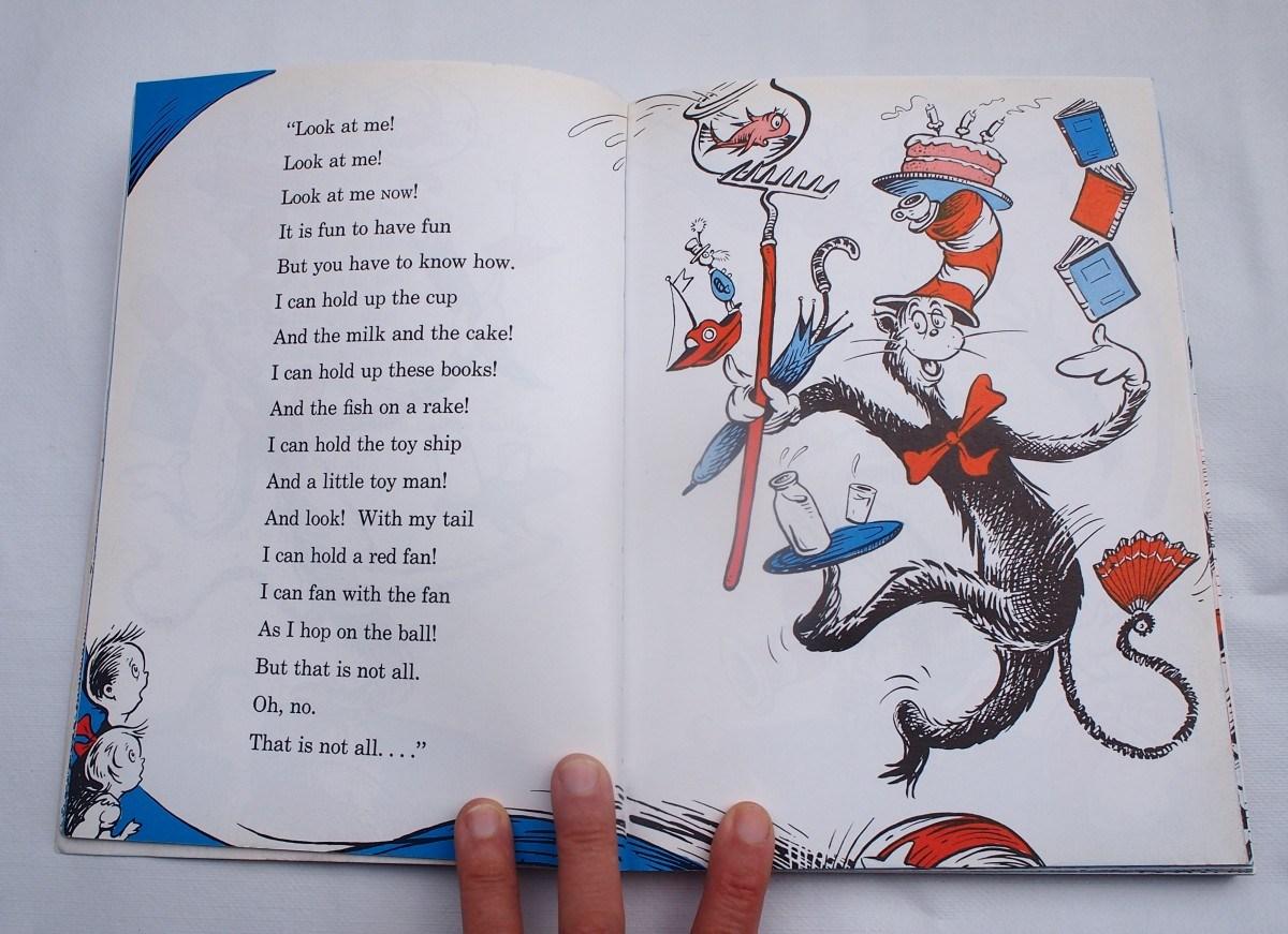 Foto de una pagina del libro Cat in the hat en la que sale el gato haciendo trucos de equilibrio