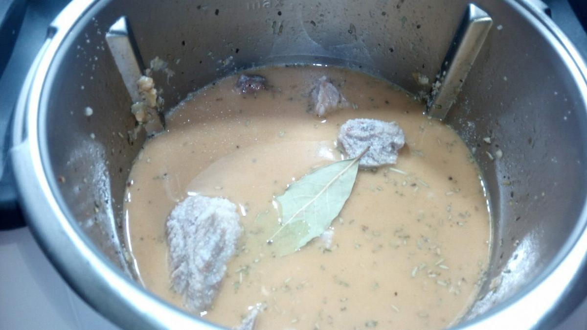 Sidra y costillas en el vaso de la Thermomix