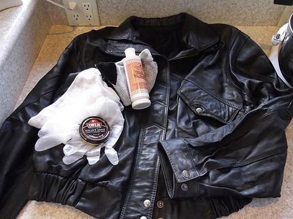 Productos pra limpiar una chaqueta de cuero negra
