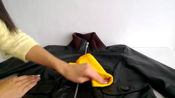 Limpiar chaqueta de cuero con paño húmedo