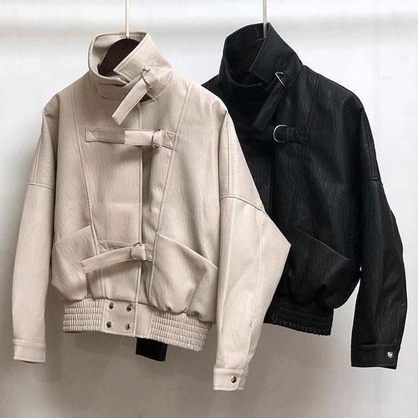 Chaquetas de cuero limpias colgando de una percha