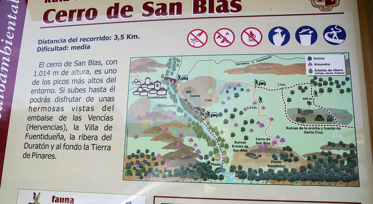 Señalización en el camino hacia el cerro de San Blas. Fuentidueña. Segovia. Castilla y León. España. © Javier Prieto Gallego