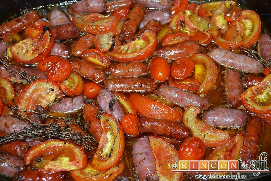 Salchichas al horno con tomate y hierbas, sacar del horno para servir