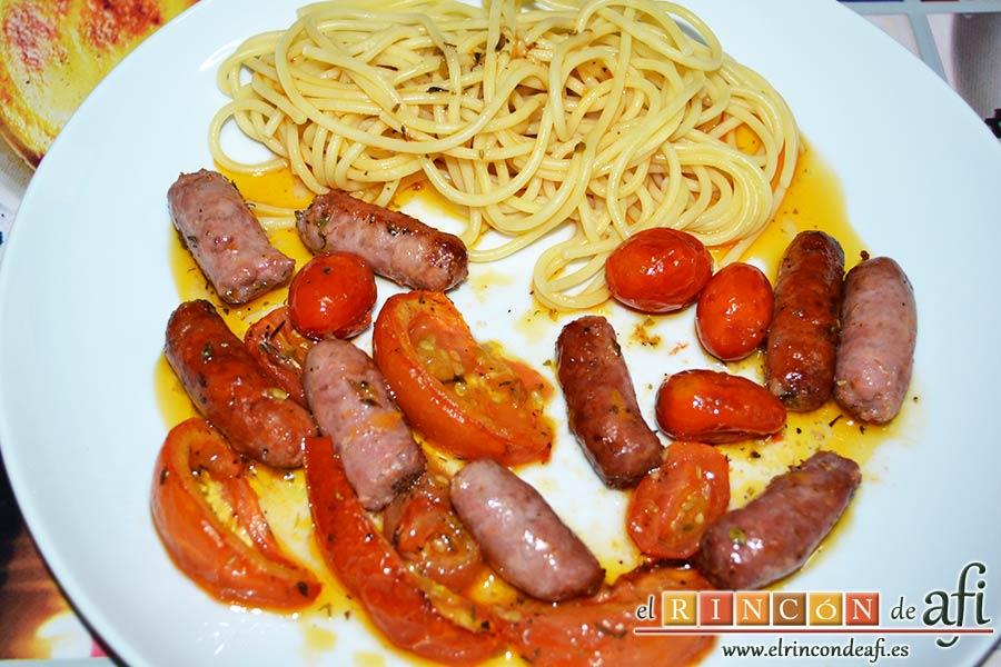 Salchichas al horno con tomate y hierbas, sugerencia de presentación