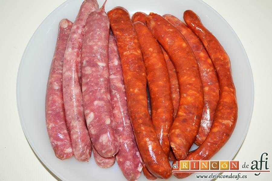Salchichas al horno con tomate y hierbas, preparar las salchichas