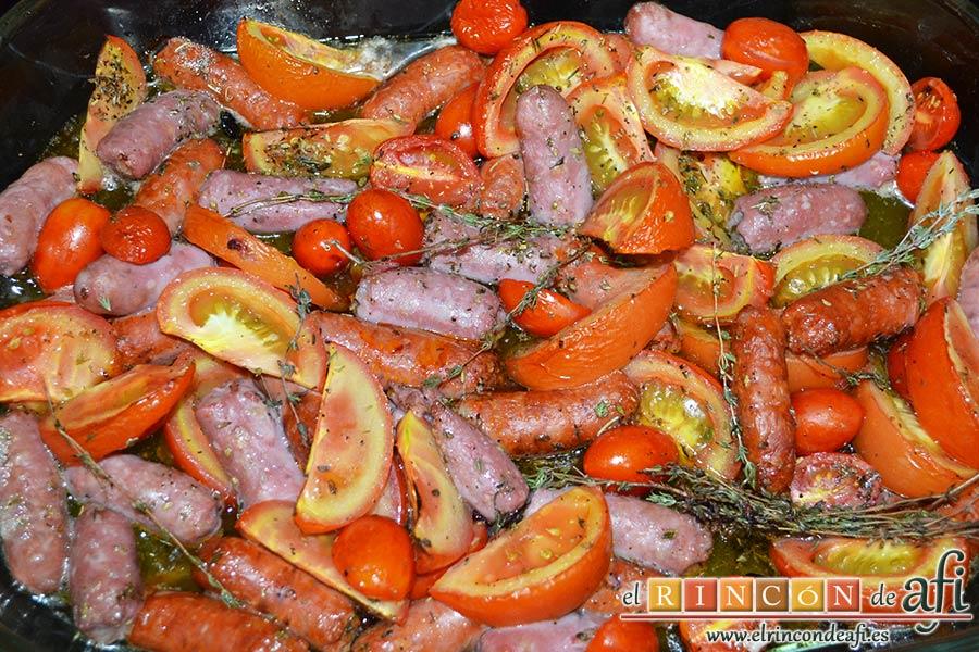 Salchichas al horno con tomate y hierbas, hornear 10 minutos