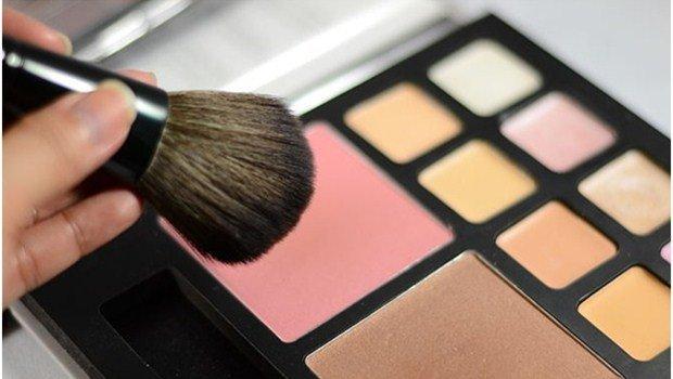 limpie sus pinceles de maquillaje