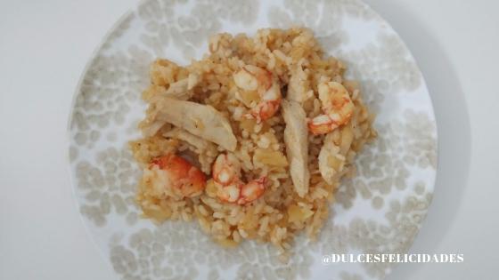 Salteado de arroz con pollo y gambones Arroz salteado con pollo y gambas