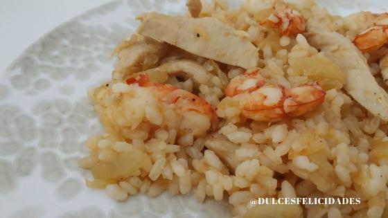 Salteado de arroz con pollo y gambones Arroz salteado con pollo y gambas