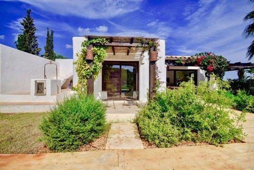 Porche de una casa con encanto en Ibiza: villa en plena naturaleza.