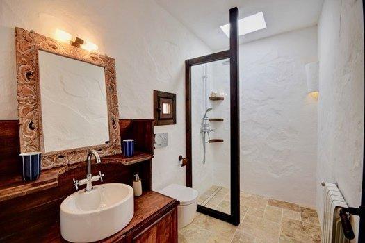 Cuarto de baño rústico glam en casa con encanto en Ibiza. 