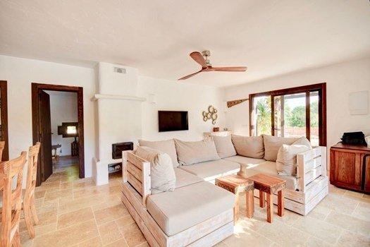 Muebles con palets en casa con encanto en Ibiza.