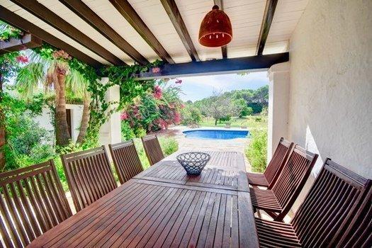 Casa con encanto en Ibiza con porche integrado en el jardín.