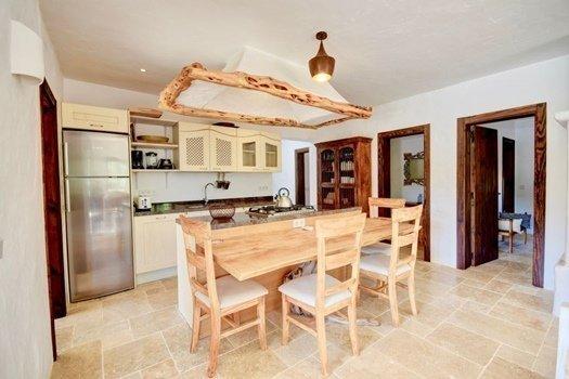 Cocina con elementos rústicos en casa con encanto en Ibiza. 