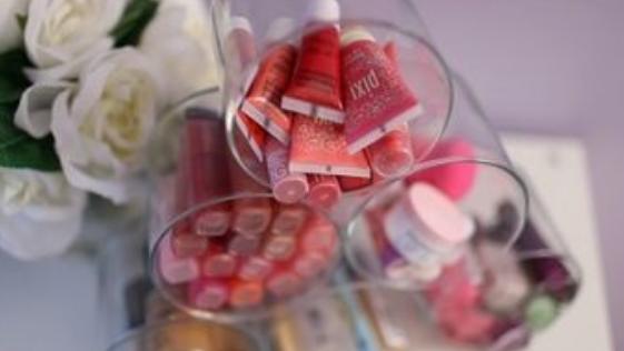 Estantes para pintalabios. Vía LifeAnnStyle.