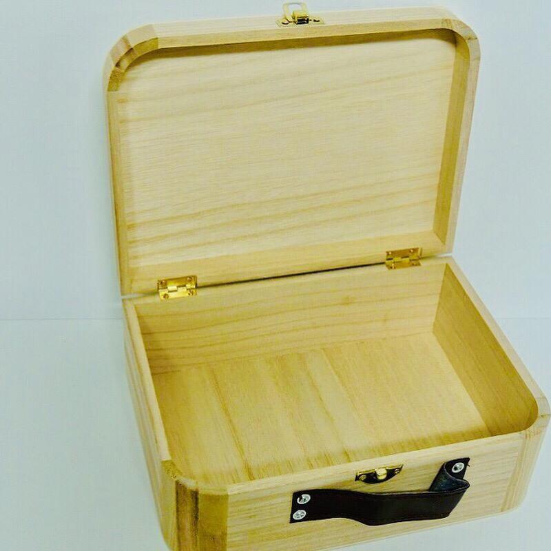 Caja de madera maleta con asa de cuero