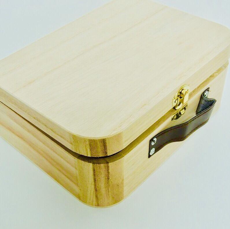 caja de madera con forma de maleta