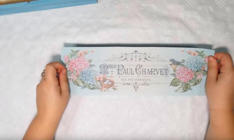 Ajustando el papel para decoupage