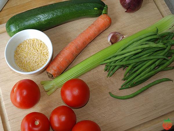 Ingredientes de la sopa minestrone con orzo