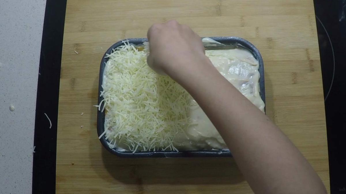 Queso rallado para la lasaña a la boloñesa