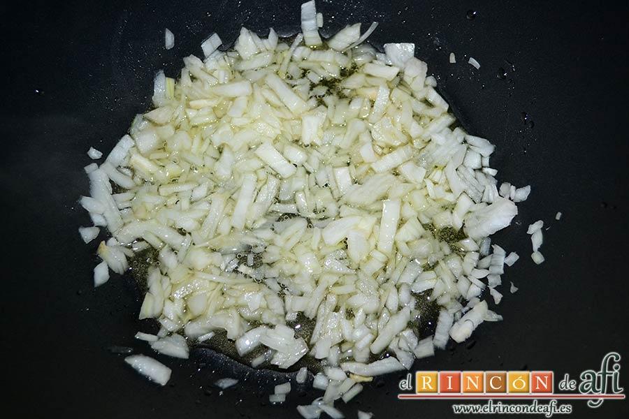 Papas a la riojana, pochar la cebolla