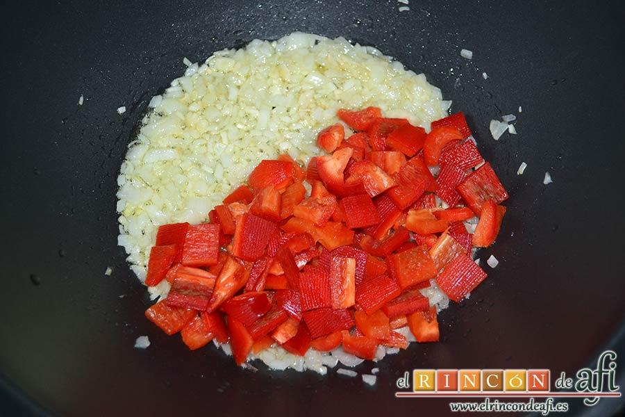 Papas a la riojana, añadir los ajos picados y luego el pimiento sin piel y troceado