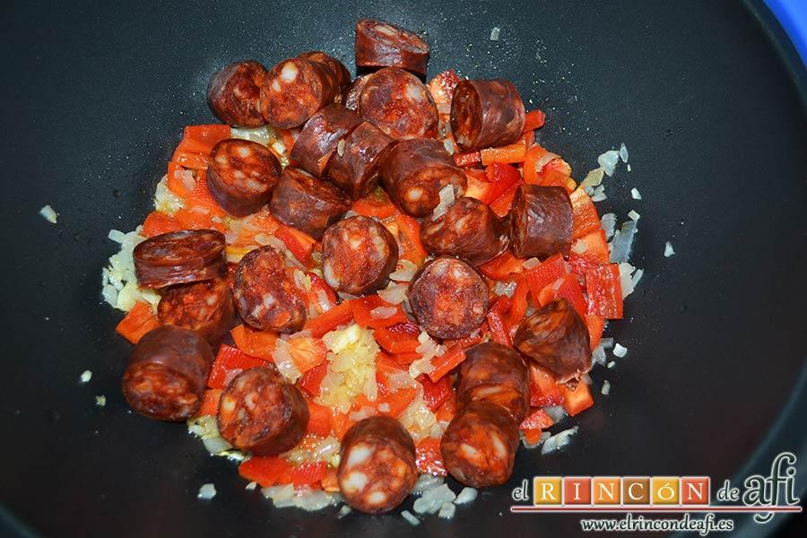 Papas a la riojana, añadir el chorizo cortado