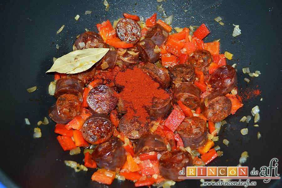 Papas a la riojana, cuando empiecen a dorar retirar del fuego y añadir el pimentón dulce, el pimentón picante y la hoja de laurel