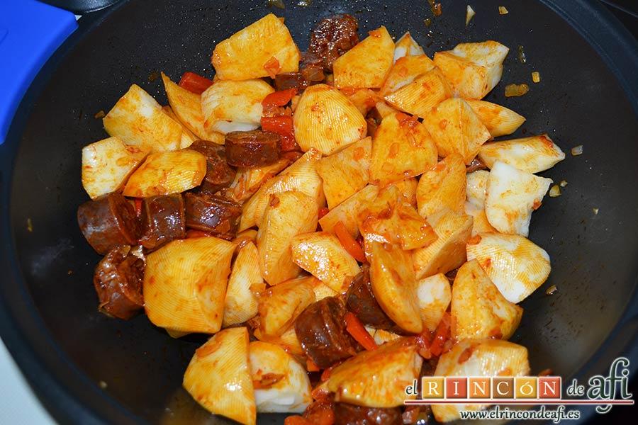 Papas a la riojana, añadir las papas peladas y triscadas
