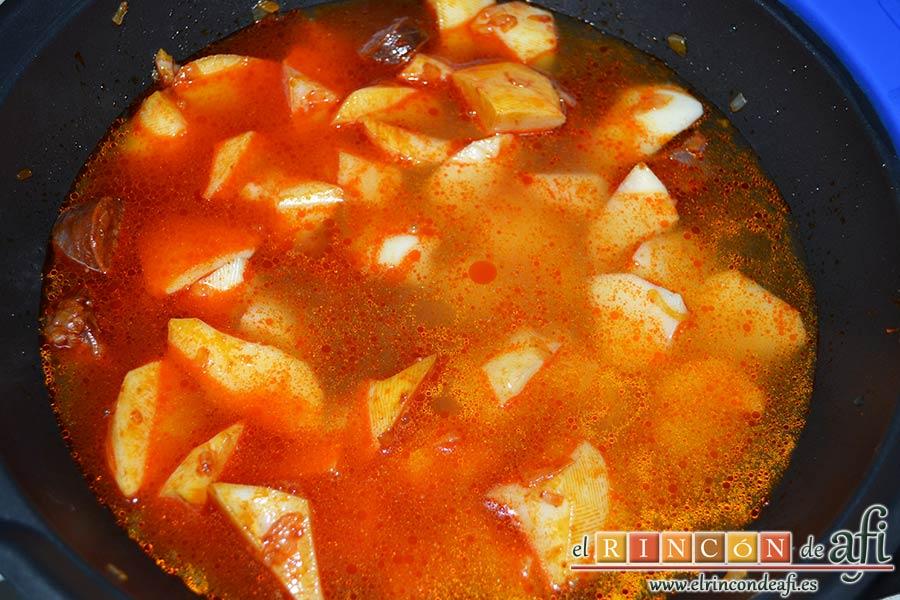 Papas a la riojana, remover y añadir el caldo de pollo