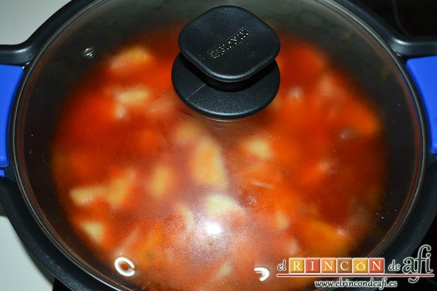 Papas a la riojana, tapar el caldero y dejar cocer a fuego lento