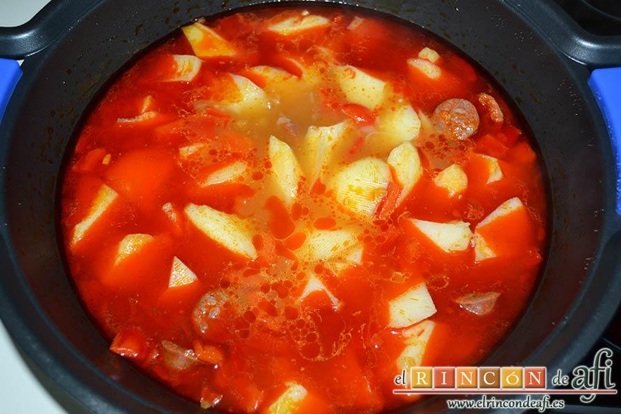 Papas a la riojana, retirar la tapa y dejar cocer otros 35-40 minutos