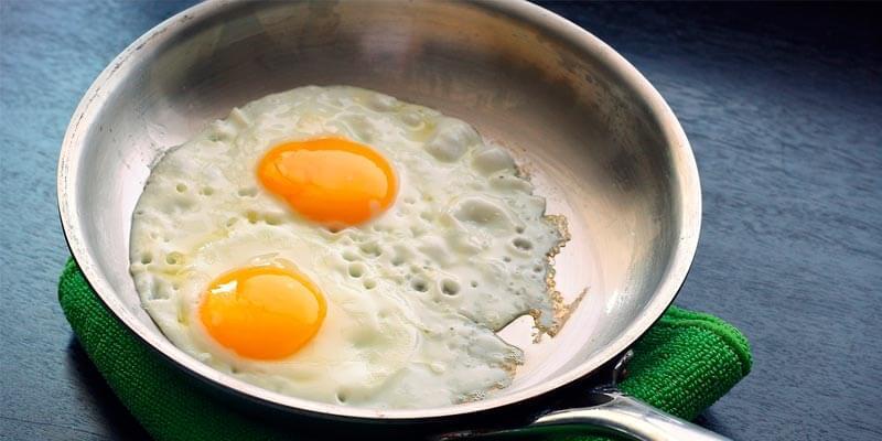 ollas de aluminio con huevo