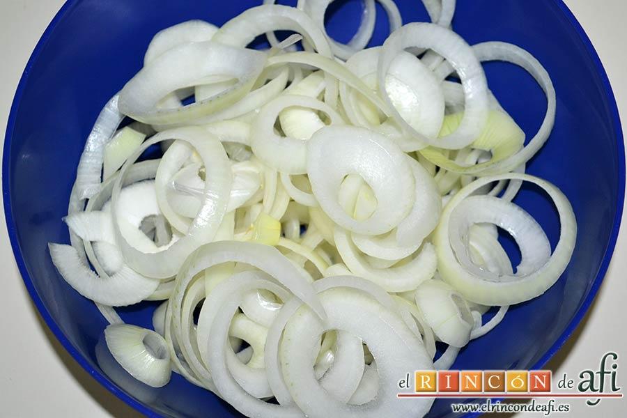 Spätzli con cebollas, setas de cardo y pechugas de pollo, pelar las cebollas y cortarlas en aros