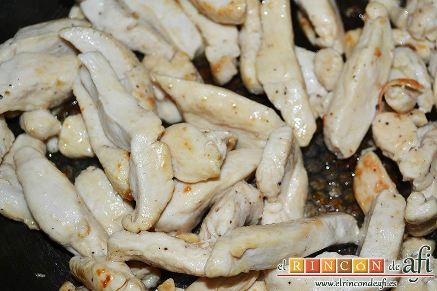 Spätzli con cebollas, setas de cardo y pechugas de pollo, hasta que queden doradas