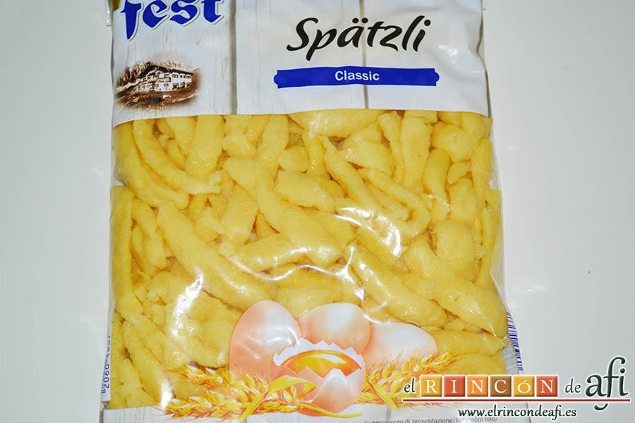 Spätzli con cebollas, setas de cardo y pechugas de pollo, preparar los spätzli