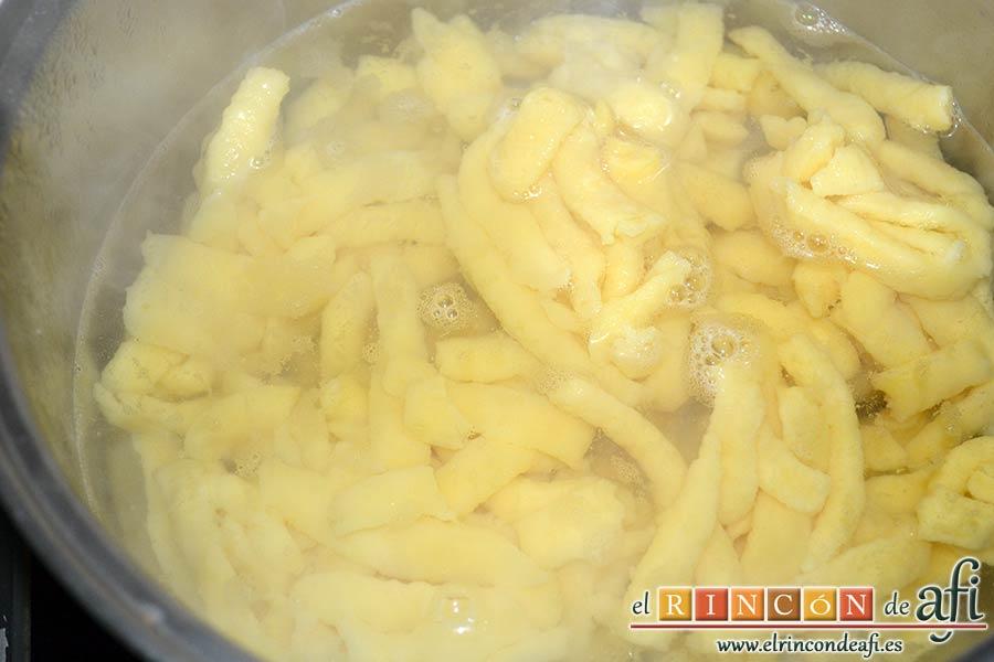 Spätzli con cebollas, setas de cardo y pechugas de pollo, cocerlos en agua hirviendo con sal durante un minuto