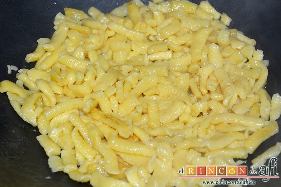 Spätzli con cebollas, setas de cardo y pechugas de pollo, escurrir y ponerlos en la sartén o wok