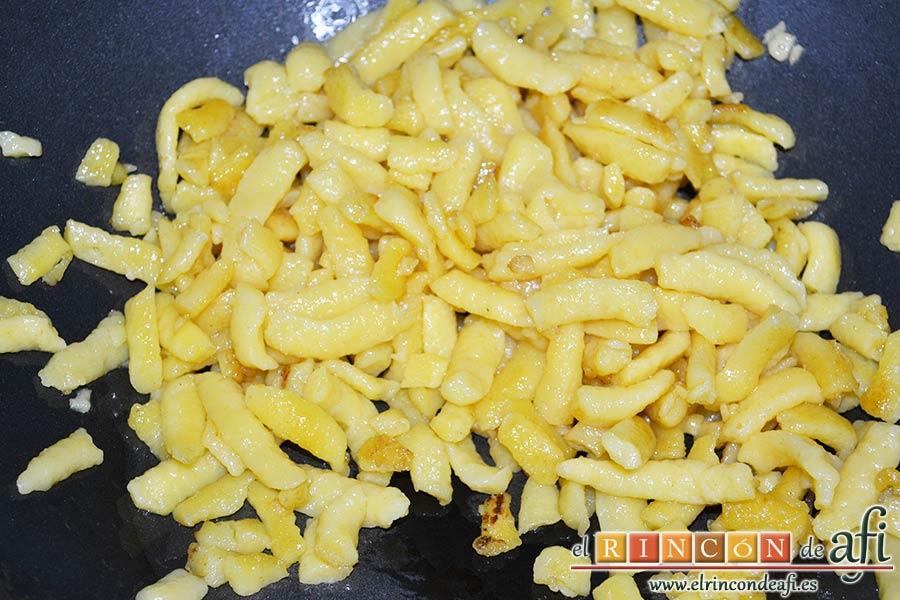 Spätzli con cebollas, setas de cardo y pechugas de pollo, hasta que estén dorados