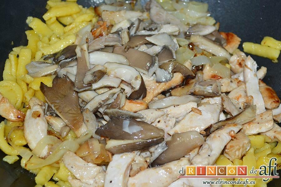 Spätzli con cebollas, setas de cardo y pechugas de pollo, verter donde están los spätzli y mezclar bien