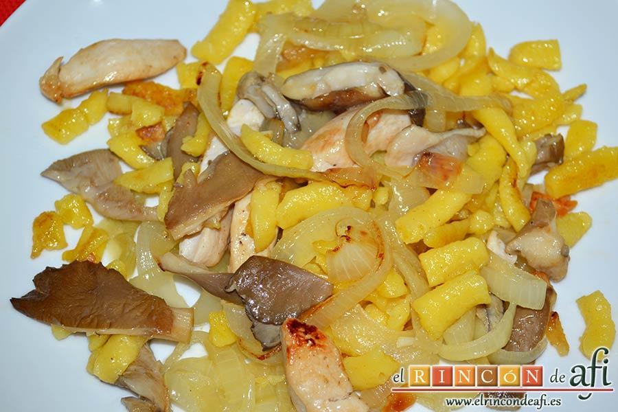 Spätzli con cebollas, setas de cardo y pechugas de pollo, sugerencia de presentación