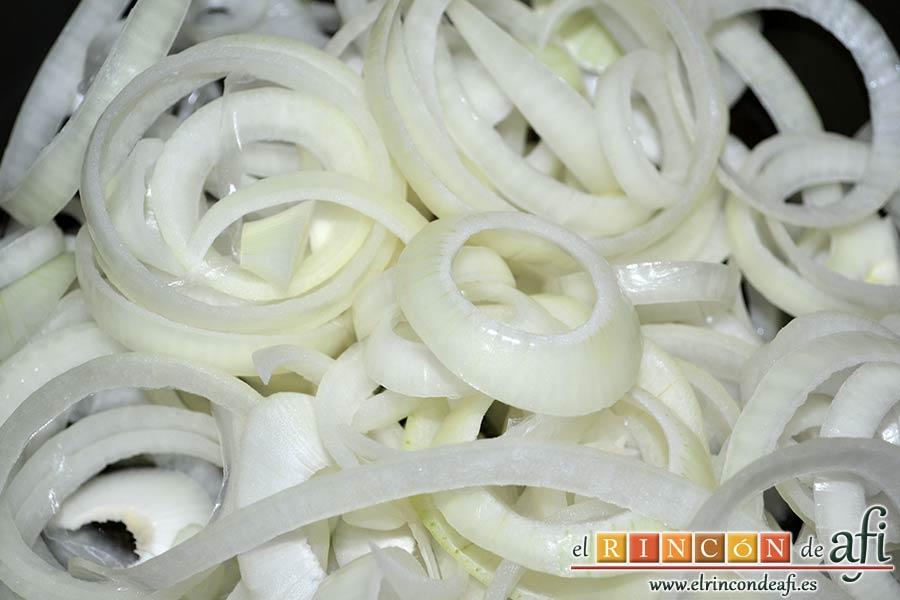 Spätzli con cebollas, setas de cardo y pechugas de pollo, freírlas con mantequilla