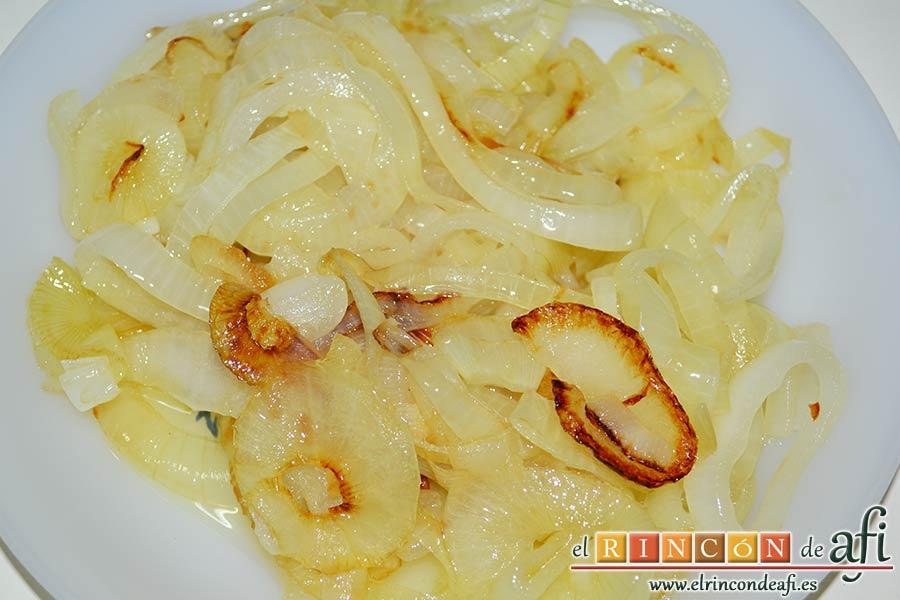 Spätzli con cebollas, setas de cardo y pechugas de pollo, dorar hasta que esté morena