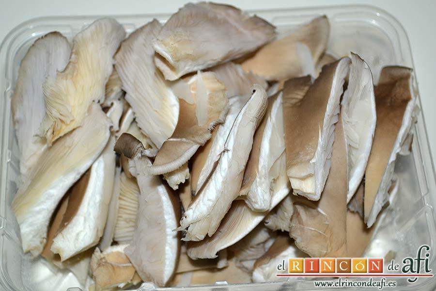 Spätzli con cebollas, setas de cardo y pechugas de pollo, trocearlas en trozos de bocado