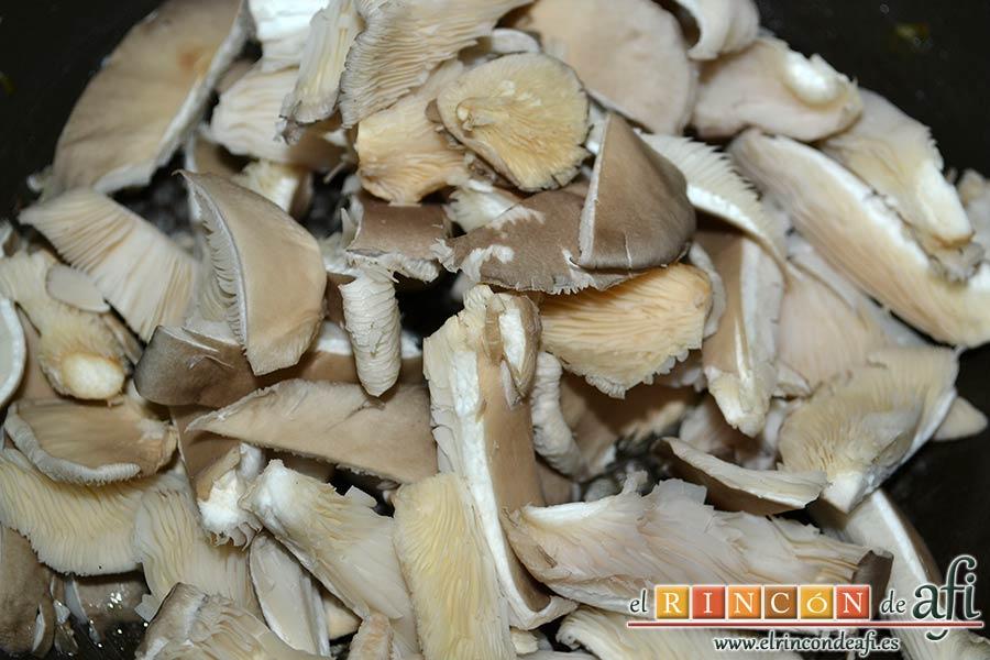 Spätzli con cebollas, setas de cardo y pechugas de pollo, saltearlas