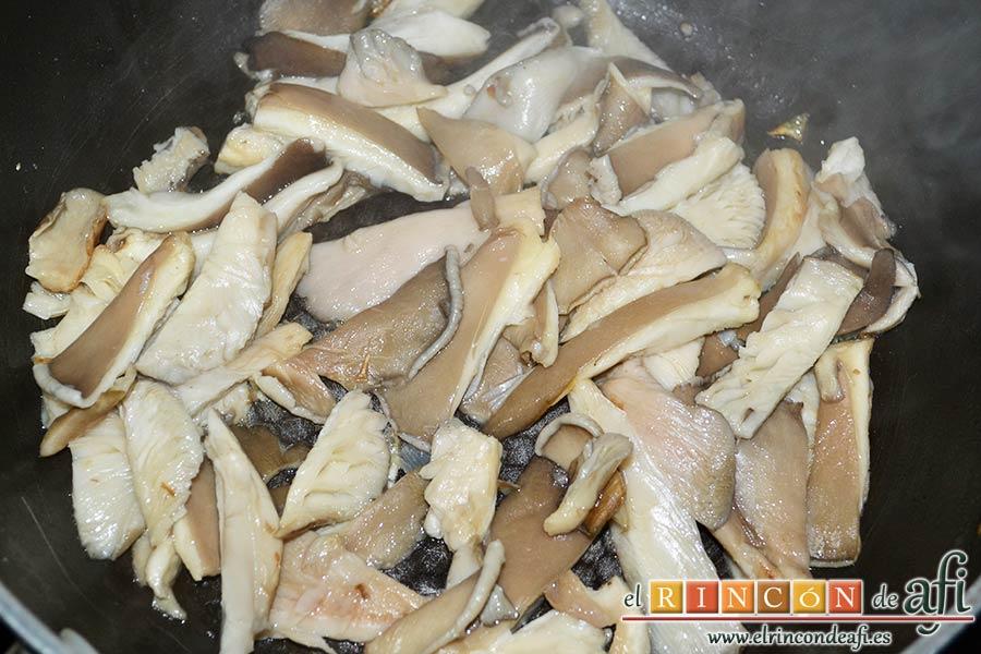 Spätzli con cebollas, setas de cardo y pechugas de pollo, rehogar hasta que pierdan su líquido